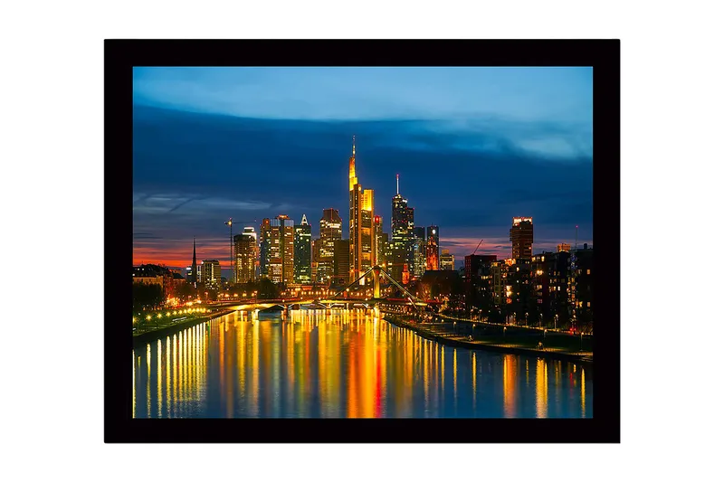 Innrammet lerretsbilde i tre - 41x56 cm - Bysilhuett i skumring med refleksjoner i vannet, Blå / Gull / Svart