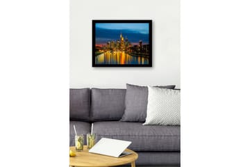 Innrammet lerretsbilde i tre - 41x56 cm - Bysilhuett i skumring med refleksjoner i vannet - Blå / Gull / Svart - Interiør - Maleri & posters - Lerretsbilder