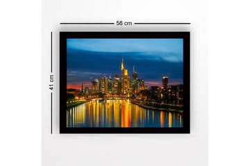 Innrammet lerretsbilde i tre - 41x56 cm - Bysilhuett i skumring med refleksjoner i vannet - Blå / Gull / Svart - Interiør - Maleri & posters - Lerretsbilder