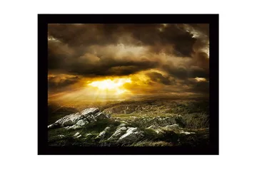 Innrammet lerretsbilde i tre - 41x56 cm - Dramatisk landskap med solstråler som bryter gjennom skyene - Gull / Mørkegrå / Grønn - Interiør - Maleri & posters - Lerretsbilder