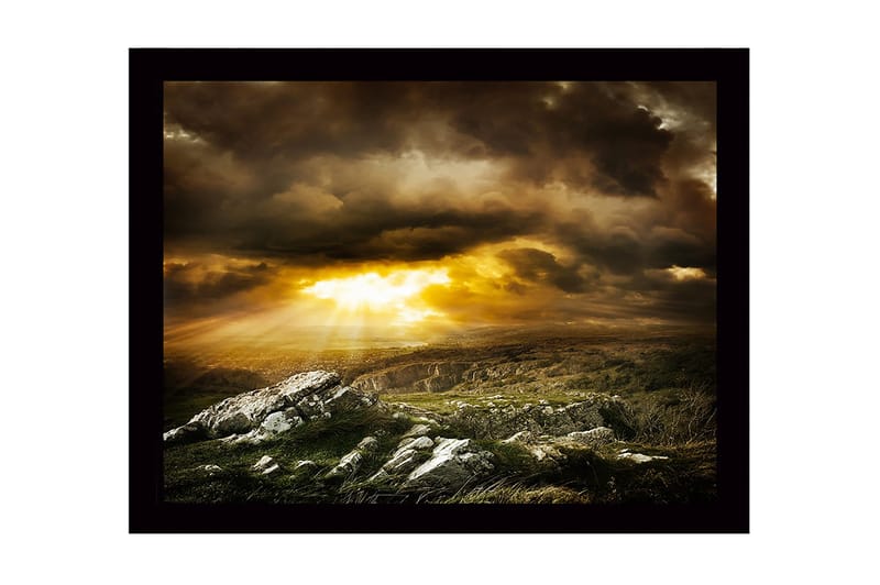 Innrammet lerretsbilde i tre - 41x56 cm - Dramatisk landskap med solstråler som bryter gjennom skyene, Gull / Mørkegrå / Grønn