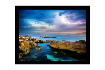 Innrammet lerretsbilde i tre - 41x56 cm - Dramatisk sjølandskap med tordenskyer og fjellformasjoner - Blå / Grønn / Beige - Interiør - Maleri & posters - Lerretsbilder