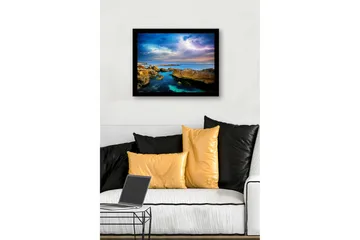 Innrammet lerretsbilde i tre - 41x56 cm - Dramatisk sjølandskap med tordenskyer og fjellformasjoner - Blå / Grønn / Beige - Interiør - Maleri & posters - Lerretsbilder