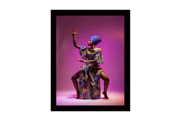 Innrammet lerretsbilde i tre - 41x56 cm - Elegant kvinne i fargerike tradisjonelle klær med en kraftfull pose - Lilla / Blå / Gull - Interiør - Maleri & posters - Lerretsbilder