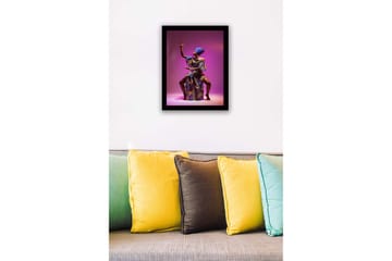 Innrammet lerretsbilde i tre - 41x56 cm - Elegant kvinne i fargerike tradisjonelle klær med en kraftfull pose - Lilla / Blå / Gull - Interiør - Maleri & posters - Lerretsbilder