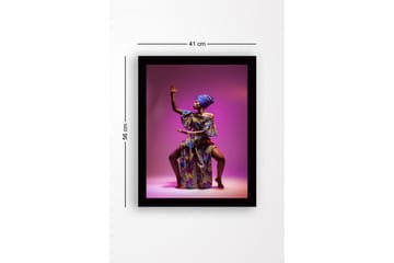 Innrammet lerretsbilde i tre - 41x56 cm - Elegant kvinne i fargerike tradisjonelle klær med en kraftfull pose - Lilla / Blå / Gull - Interiør - Maleri & posters - Lerretsbilder