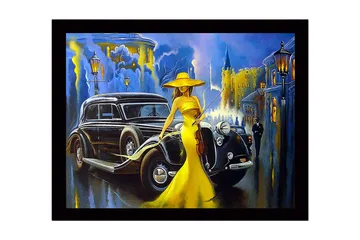 Innrammet lerretsbilde i tre - 41x56 cm - Elegant kvinne i gul kjole med fiolin foran en klassisk bil i urbane omgivelser - Gul / Svart / Blå - Interiør - Maleri & posters - Lerretsbilder