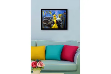 Innrammet lerretsbilde i tre - 41x56 cm - Elegant kvinne i gul kjole med fiolin foran en klassisk bil i urbane omgivelser - Gul / Svart / Blå - Interiør - Maleri & posters - Lerretsbilder
