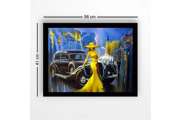 Innrammet lerretsbilde i tre - 41x56 cm - Elegant kvinne i gul kjole med fiolin foran en klassisk bil i urbane omgivelser - Gul / Svart / Blå - Interiør - Maleri & posters - Lerretsbilder