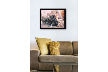 Innrammet lerretsbilde i tre - 41x56 cm - Elegant kvinne i hvit kjole sittende på en klassisk bil - Svart / Beige / Lys rosa - Interiør - Maleri & posters - Lerretsbilder