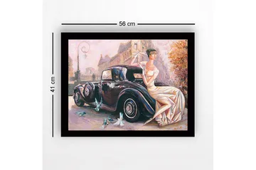 Innrammet lerretsbilde i tre - 41x56 cm - Elegant kvinne i hvit kjole sittende på en klassisk bil - Svart / Beige / Lys rosa - Interiør - Maleri & posters - Lerretsbilder