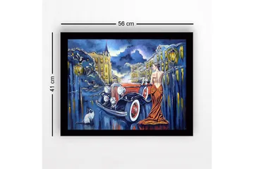 Innrammet lerretsbilde i tre - 41x56 cm - Elegant kvinne i rød kjole ved en klassisk bil i urbane omgivelser - Rød / Svart / Blå - Interiør - Maleri & posters - Lerretsbilder