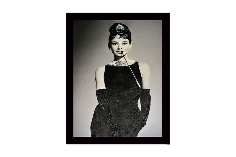 Innrammet lerretsbilde i tre - 41x56 cm - Elegant kvinne i svart kjole med perlekjede og hansker, Svart / Hvit / Grå