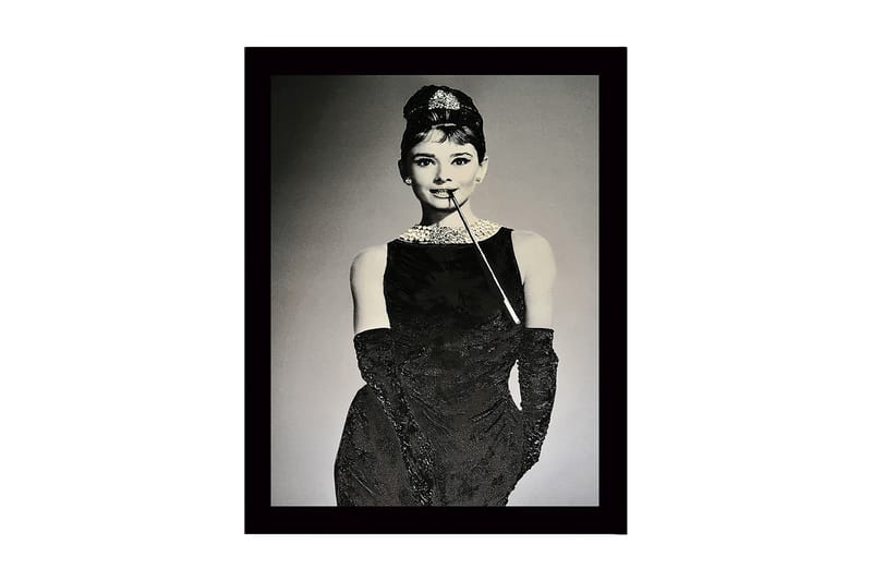 Innrammet lerretsbilde i tre - 41x56 cm - Elegant kvinne i svart kjole med perlekjede og hansker, Svart / Hvit / Grå