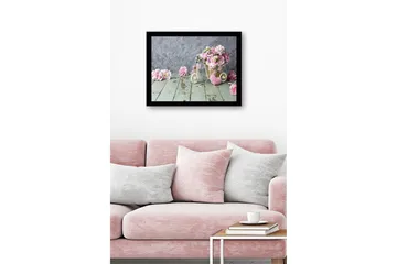 Innrammet lerretsbilde i tre - 41x56 cm - Fargerik blomsterbukett i en kurv på en treflate - Rosa / Grønn / Beige - Interiør - Maleri & posters - Lerretsbilder