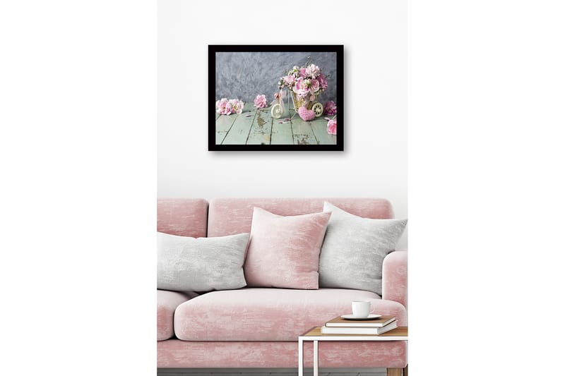 Innrammet lerretsbilde i tre - 41x56 cm - Fargerik blomsterbukett i en kurv på en treflate - Rosa / Grønn / Beige - Interiør - Maleri & posters - Lerretsbilder