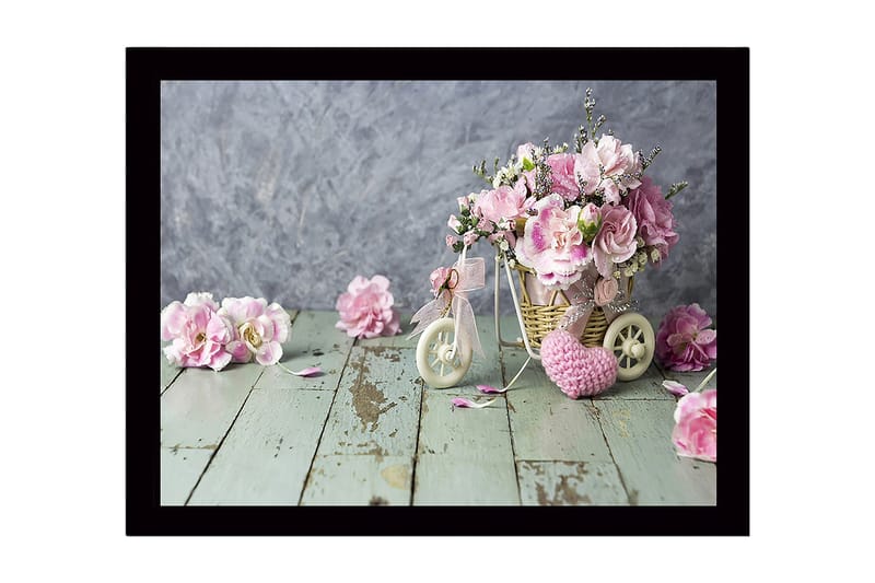 Innrammet lerretsbilde i tre - 41x56 cm - Fargerik blomsterbukett i en kurv på en treflate, Rosa / Grønn / Beige