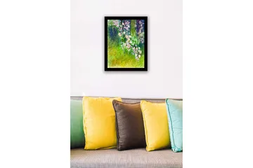 Innrammet lerretsbilde i tre - 41x56 cm - Fargerik blomsterbukett i frodige omgivelser - Grønn / Rosa / Hvit - Interiør - Maleri & posters - Lerretsbilder