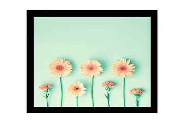 Innrammet lerretsbilde i tre - 41x56 cm - Fargerik blomsterrekke med gerbera og nellik - Lys oransje / Grønn / Mintgrønn - Interiør - Maleri & posters - Lerretsbilder
