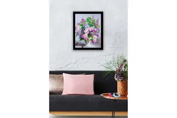 Innrammet lerretsbilde i tre - 41x56 cm - Fargerik bukett med syrinblomster i en vakker vase - Lilla / Grønn / Hvit - Interiør - Maleri & posters - Lerretsbilder