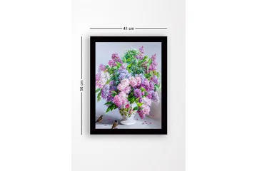 Innrammet lerretsbilde i tre - 41x56 cm - Fargerik bukett med syrinblomster i en vakker vase - Lilla / Grønn / Hvit - Interiør - Maleri & posters - Lerretsbilder