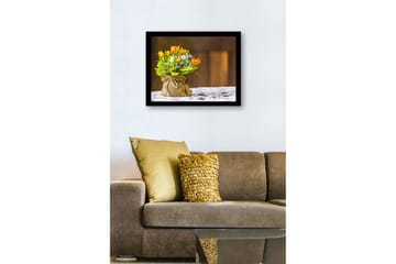 Innrammet lerretsbilde i tre - 41x56 cm - Fargerik bukett med tulipaner i en jutepose - Oransje / Grønn / Hvit - Interiør - Maleri & posters - Lerretsbilder