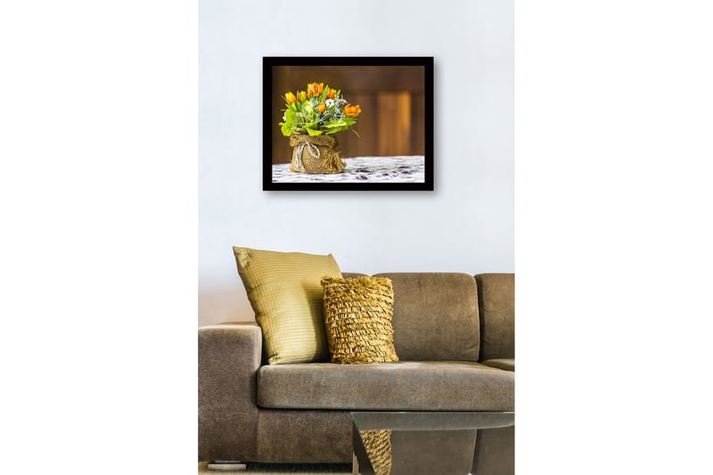 Innrammet lerretsbilde i tre - 41x56 cm - Fargerik bukett med tulipaner i en jutepose - Oransje / Grønn / Hvit - Interiør - Maleri & posters - Lerretsbilder