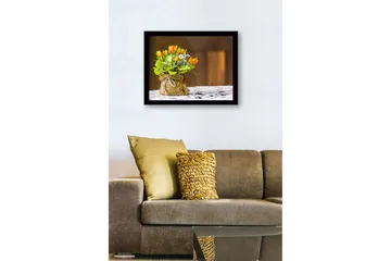 Innrammet lerretsbilde i tre - 41x56 cm - Fargerik bukett med tulipaner i en jutepose - Oransje / Grønn / Hvit - Interiør - Maleri & posters - Lerretsbilder