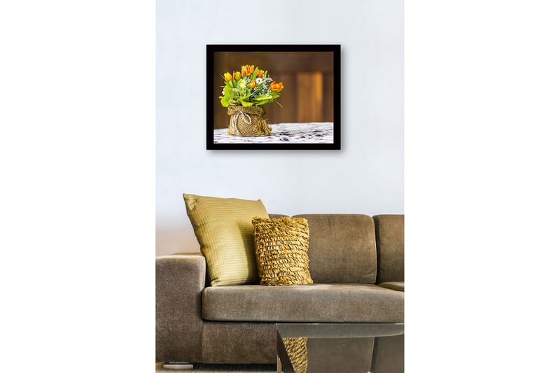 Innrammet lerretsbilde i tre - 41x56 cm - Fargerik bukett med tulipaner i en jutepose - Oransje / Grønn / Hvit - Interiør - Maleri & posters - Lerretsbilder