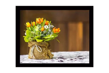 Innrammet lerretsbilde i tre - 41x56 cm - Fargerik bukett med tulipaner i en jutepose - Oransje / Grønn / Hvit - Interiør - Maleri & posters - Lerretsbilder