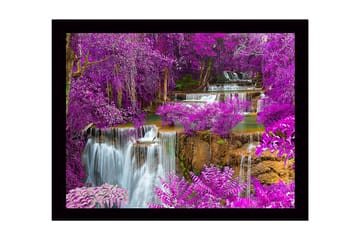 Innrammet lerretsbilde i tre - 41x56 cm - Fargerik foss omgitt av lilla blomster og grøntområder - Lilla / Grønn / Blå - Interiør - Maleri & posters - Lerretsbilder