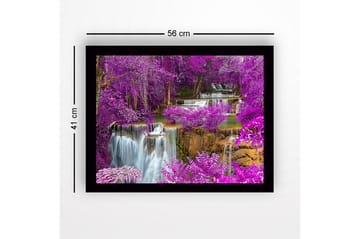 Innrammet lerretsbilde i tre - 41x56 cm - Fargerik foss omgitt av lilla blomster og grøntområder - Lilla / Grønn / Blå - Interiør - Maleri & posters - Lerretsbilder