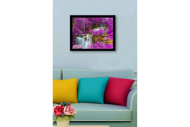 Innrammet lerretsbilde i tre - 41x56 cm - Fargerik foss omgitt av lilla blomster og grøntområder - Lilla / Grønn / Blå - Interiør - Maleri & posters - Lerretsbilder