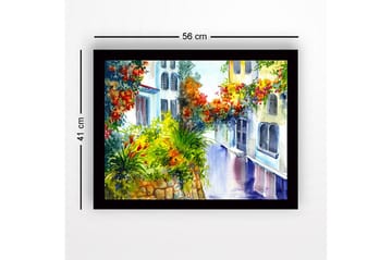 Innrammet lerretsbilde i tre - 41x56 cm - Fargerik gate med blomstrende planter og husfasader - Grønn / Rød / Gul - Interiør - Maleri & posters - Lerretsbilder