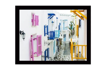 Innrammet lerretsbilde i tre - 41x56 cm - Fargerik gate med hvite hus og fargerike skodder - Rosa / Blå / Gul - Interiør - Maleri & posters - Lerretsbilder