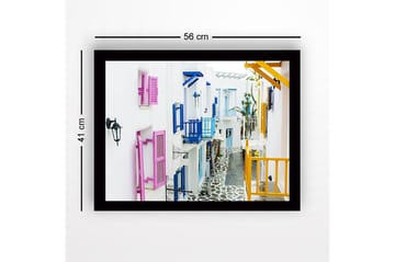 Innrammet lerretsbilde i tre - 41x56 cm - Fargerik gate med hvite hus og fargerike skodder - Rosa / Blå / Gul - Interiør - Maleri & posters - Lerretsbilder