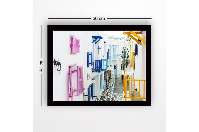 Innrammet lerretsbilde i tre - 41x56 cm - Fargerik gate med hvite hus og fargerike skodder - Rosa / Blå / Gul - Interiør - Maleri & posters - Lerretsbilder