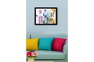 Innrammet lerretsbilde i tre - 41x56 cm - Fargerik gate med hvite hus og fargerike skodder - Rosa / Blå / Gul - Interiør - Maleri & posters - Lerretsbilder