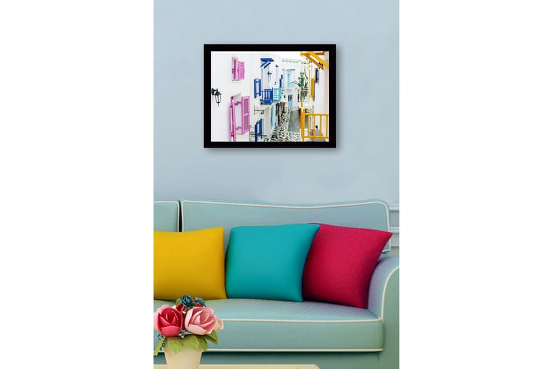 Innrammet lerretsbilde i tre - 41x56 cm - Fargerik gate med hvite hus og fargerike skodder - Rosa / Blå / Gul - Interiør - Maleri & posters - Lerretsbilder