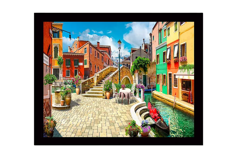 Innrammet lerretsbilde i tre - 41x56 cm - Fargerik kanal med pittoreske hus og blomsteroppsatser, Rød / Grønn / Blå