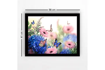 Innrammet lerretsbilde i tre - 41x56 cm - Fargerik samling av blomster med sommerfugler i flukt - Blå / Rosa / Grønn - Interiør - Maleri & posters - Lerretsbilder