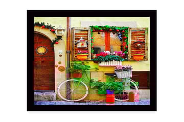 Innrammet lerretsbilde i tre - 41x56 cm - Fargerik sykkel med blomster og dekorasjoner ved en sjarmerende dør - Grønn / Rød / Rosa - Interiør - Maleri & posters - Lerretsbilder