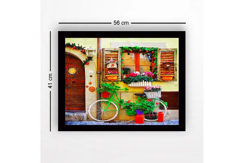 Innrammet lerretsbilde i tre - 41x56 cm - Fargerik sykkel med blomster og dekorasjoner ved en sjarmerende dør - Grønn / Rød / Rosa - Interiør - Maleri & posters - Lerretsbilder