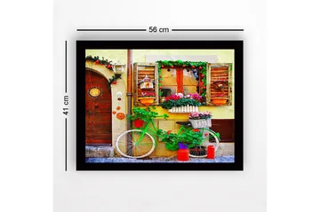 Innrammet lerretsbilde i tre - 41x56 cm - Fargerik sykkel med blomster og dekorasjoner ved en sjarmerende dør - Grønn / Rød / Rosa - Interiør - Maleri & posters - Lerretsbilder