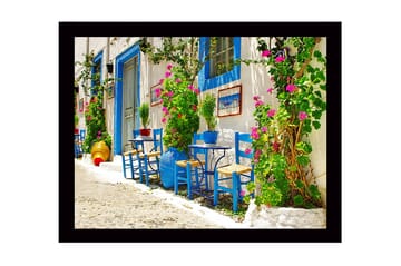 Innrammet lerretsbilde i tre - 41x56 cm - Fargerik utendørs spiseplass med blå stoler og blomstrende planter - Blå / Grønn / Rosa - Interiør - Maleri & posters - Lerretsbilder