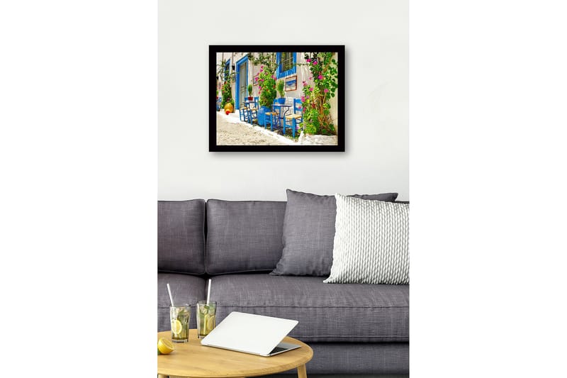 Innrammet lerretsbilde i tre - 41x56 cm - Fargerik utendørs spiseplass med blå stoler og blomstrende planter - Blå / Grønn / Rosa - Interiør - Maleri & posters - Lerretsbilder