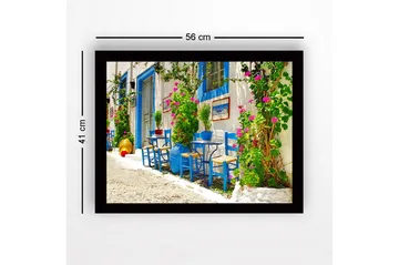 Innrammet lerretsbilde i tre - 41x56 cm - Fargerik utendørs spiseplass med blå stoler og blomstrende planter - Blå / Grønn / Rosa - Interiør - Maleri & posters - Lerretsbilder