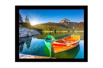 Innrammet lerretsbilde i tre - 41x56 cm - Fargerike båter på en speilblank innsjø med omkringliggende fjell og skog - Grønn / Oransje / Blå - Interiør - Maleri & posters - Lerretsbilder
