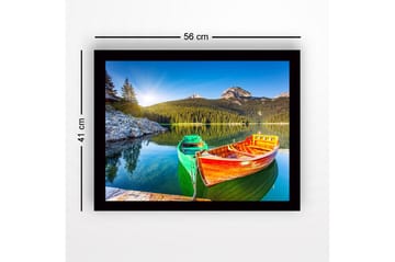 Innrammet lerretsbilde i tre - 41x56 cm - Fargerike båter på en speilblank innsjø med omkringliggende fjell og skog - Grønn / Oransje / Blå - Interiør - Maleri & posters - Lerretsbilder