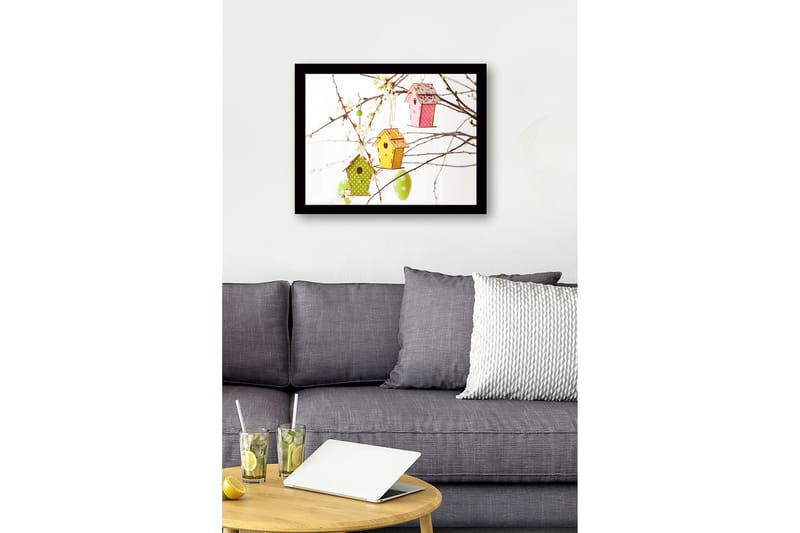Innrammet lerretsbilde i tre - 41x56 cm - Fargerike fuglekasser hengende i blomstergrener - Grønn / Rosa / Gul - Interiør - Maleri & posters - Lerretsbilder
